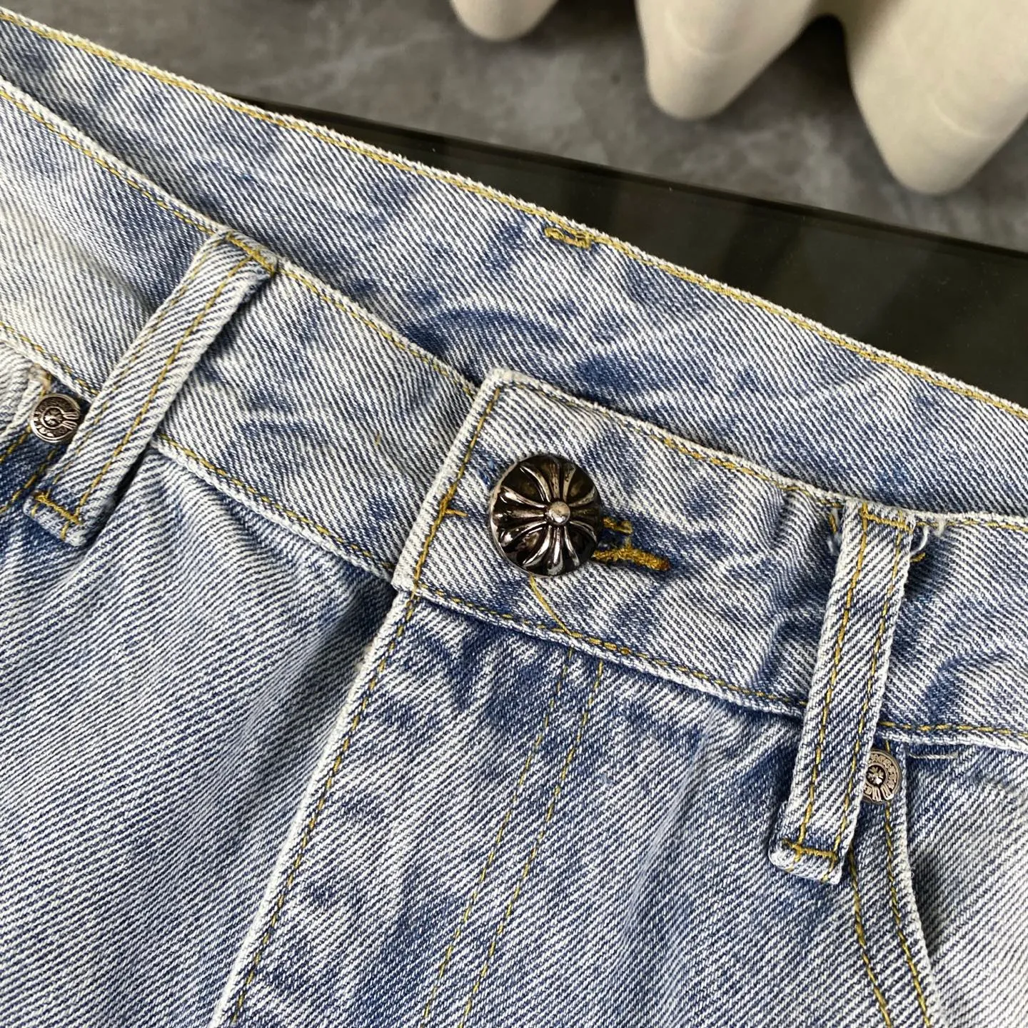🅿️240 The correct version of Chroe Hets CH black leather jeans, priced at 4W level, patchwork cross pattern embellishment, high-waisted washed jeans! ! Absolutely high-end luxury products, 1.9W level god-level single products, super popular products, built with top heavy industry, a magic weapon that cannot be missed [About Zangyin] This is an extremely luxurious fashion brand that can also be called the aristocrats of the high street. It has always been an exclusive brand for some hipsters or rich second generations. Compared with ordinary high streets, it is more luxurious and noble. Compared with luxury brands, it has a more fashionable personality and has always been a brand that I have a special liking for. A6632 [Top heavy industry fashionable design] Consistently high-street luxury style creation. Speaking of this style, the Zangyin family and GU family are definitely the leading representative brands. Especially the Zangyin family has really achieved a state-of-the-art effect in creating high-street style. The color system of this model is made of unique washed materials. It is already quite eye-catching. It is decorated with pink patchwork cross flowers, which cleverly highlights the charm of the brand. Secondly, this model uses classic The classic high-waist cutting design highlights the long legs and the fashionable temperament of the upper body. The brand is highly recognizable and the slim fit configuration is more suitable for daily wear. This product is a product that interprets personality, fashion, and specifications at a glance. This single product is enough to make any fan excited. It can be a white T-shirt for youthful preppy style, or a tight sling for royal lady style. It has strong matching ability and can be easily controlled by men.  [Material and craftsmanship] Needless to say, this point goes without saying. As an excellent craftsman brand, Zangyin has really perfect requirements for details and craftsmanship. The washed color of this model has gone through so many processes, not to mention the embellishment of the denim appliqués. It is also purely handmade and sewn. Just like what they believe in, only handmade things have soul and have the meaning of wear. A top-notch heavy-duty fashionable denim item, I look forward to your perfect interpretation! ! 28-34 corresponds to S-XL